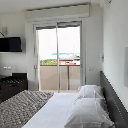 Union Park Hotel - Sul Mare Con Piscina Riscaldata -Idromassaggio -Spiaggia - Parcheggio Riccione